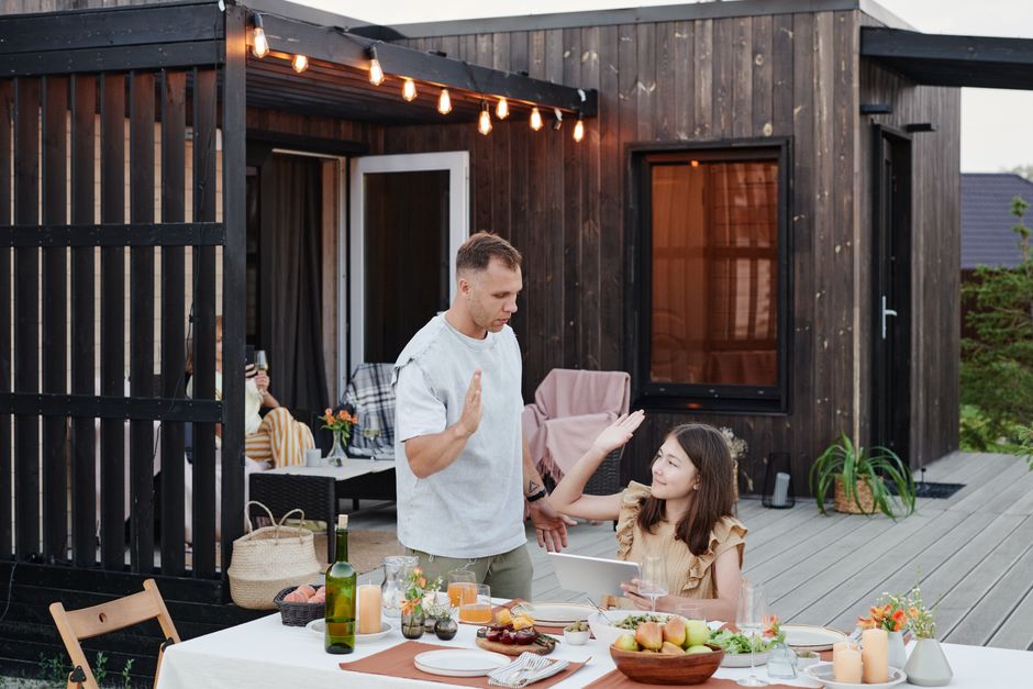Outdoor Patio Furniture Materials: Teak, Aluminum or Rattan?